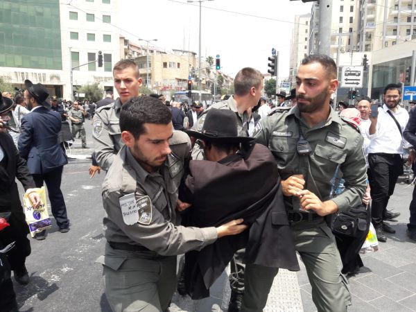 חרדים קיצונים חוסמים כבישים בירושלים; 37 נעצרו