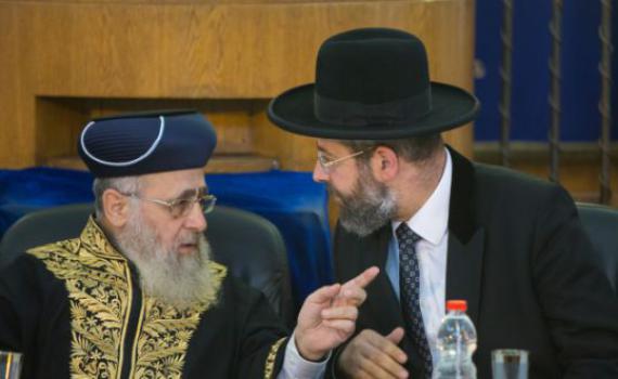 הרבנות הראשית מורה: להתפלל במניין מצומצם