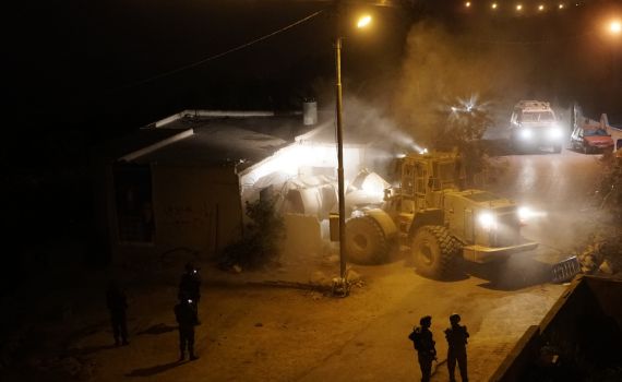 תיעוד: כוחות הבטחון הורסים את בית המחבל