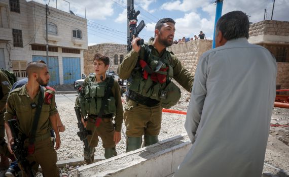 קצין נשלח לכלא כי שבר מצלמה לפעיל שמאל