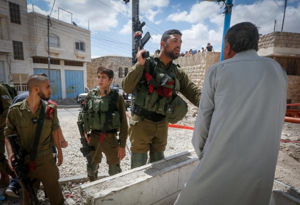 קצין נשלח לכלא כי שבר מצלמה לפעיל שמאל