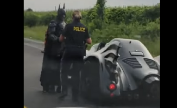 שיגע את הרשת: למה המשטרה עצרה את באטמן?