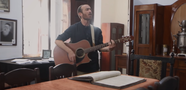 לכבוד ג' אלול: יוחאי בן אב"י משיק קליפ בבית הרב קוק