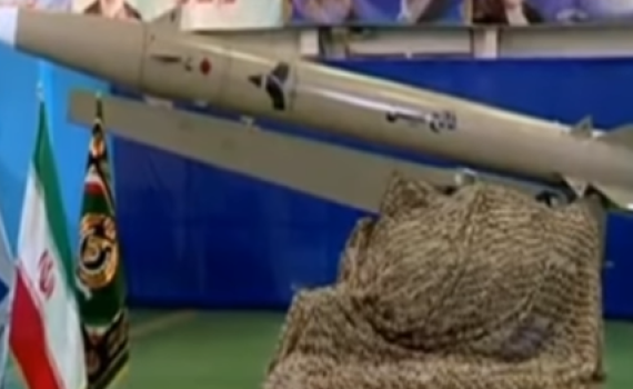 ממשיכה לאיים: איראן חושפת טיל בליסטי חדש