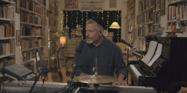 צפו: אביתר בנאי משחזר נוסטלגיה מיוחדת