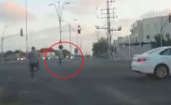 צפו: בן 5 נופל מרכב נוסע, אנשים טובים הצילו אותו