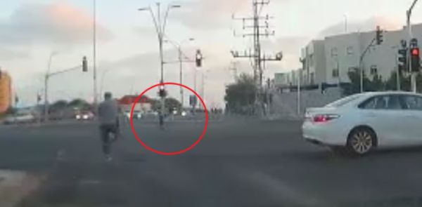 צפו: בן 5 נופל מרכב נוסע, אנשים טובים הצילו אותו