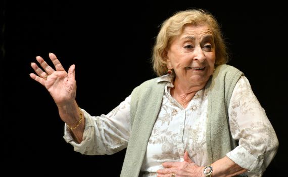 ההצגה נעצרה: ליא קניג חשה ברע, הקהל הריע לה במחיאות כפיים