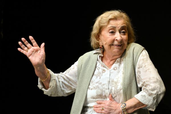 ההצגה נעצרה: ליא קניג חשה ברע, הקהל הריע לה במחיאות כפיים