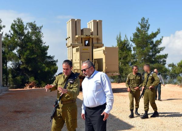 ליברמן: "חמאס שולח ילדים לשגר בלוני תבערה"
