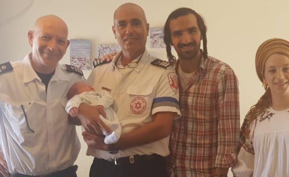 צפו: בדרך לחדר לידה הבעל ניגן בניידת טיפול נמרץ