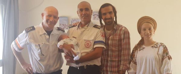 צפו: בדרך לחדר לידה הבעל ניגן בניידת טיפול נמרץ