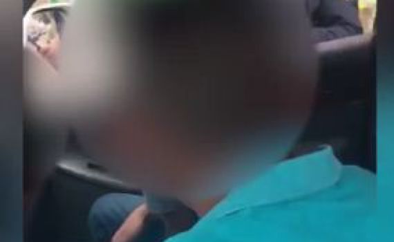 השוטרים נדהמו: בן 10 מסיע את אחיו "לשירותים". צפו