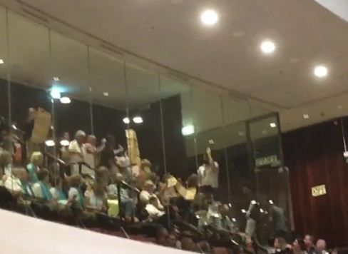 צפו: פרובוקציה במהלך נאומה של ציפי לבני