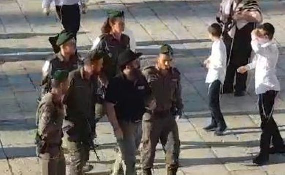 צפו: המשטרה עצרה פעיל שתקף מתפללים בכותל