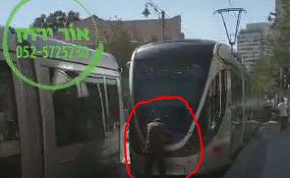 'משחק' חדש בי-ם: נערים נתלים על הרכבת הקלה.צפו