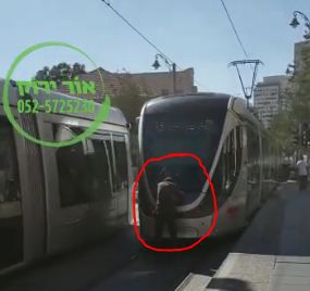 'משחק' חדש בי-ם: נערים נתלים על הרכבת הקלה.צפו