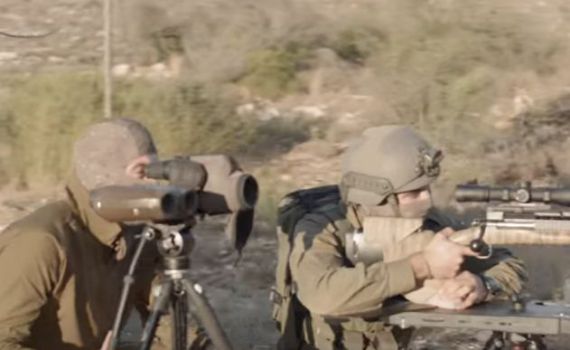 מרתק • צפו: האדם שבלעדיו הצלפים לא שווים כלום