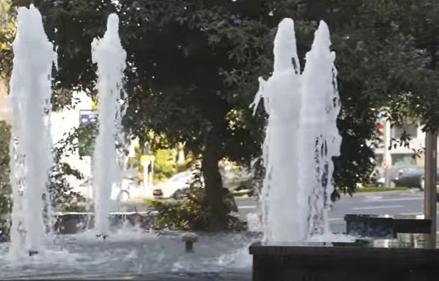 צפו: למה אנשים זורקים מטבעות למזרקות?