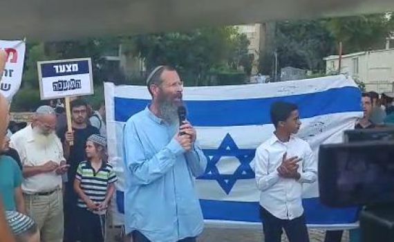 הרב יגאל נוזף בתקשורת בהפגנה נגד הלהט"ב . צפו