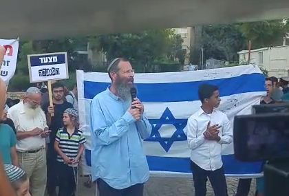 הרב יגאל נוזף בתקשורת בהפגנה נגד הלהט"ב . צפו