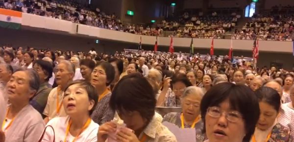 צפו: אלפי יפנים בשירת "השבעתי" בהפרדה מלאה