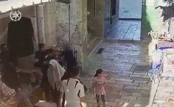 צפו: המחבל יוצא מהר הבית עם סכין ומתנפל על השוטר