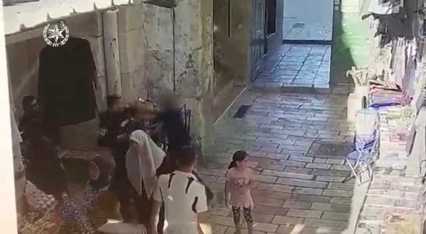 צפו: המחבל יוצא מהר הבית עם סכין ומתנפל על השוטר