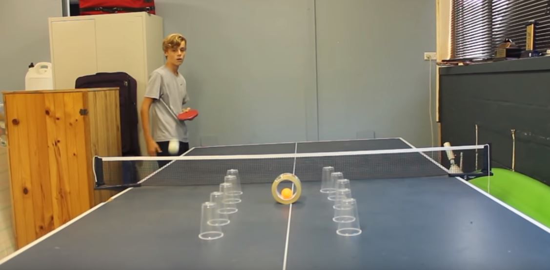צפו: אלוף הפינג פונג שמשגע את הרשת