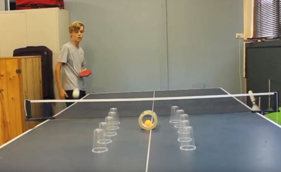 צפו: אלוף הפינג פונג שמשגע את הרשת