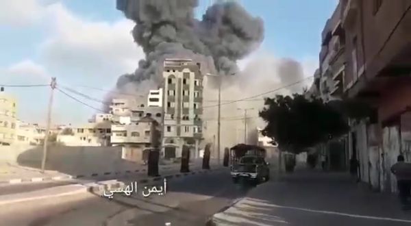 תיעוד: צה"ל הפציץ בניין רב קומות בעזה