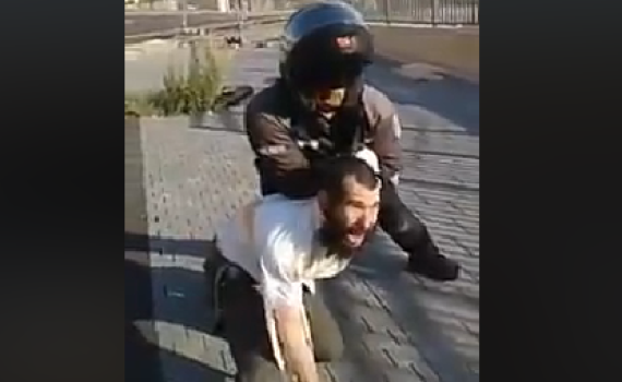 הרשת סוערת: שוטר מכה חרדי לעיני אשתו וילדיו. צפו