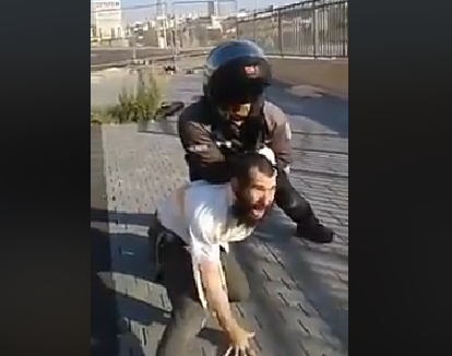 הרשת סוערת: שוטר מכה חרדי לעיני אשתו וילדיו. צפו