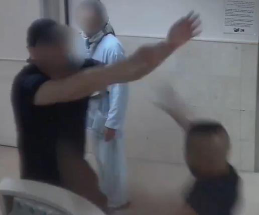 בגלל בקשה: מאבטח הותקף על ידי מאושפז. צפו