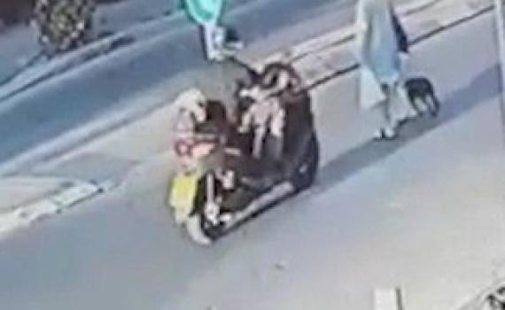 תיעוד קשה: אופנוען דוהר ומרסק קשישה על הכביש