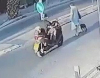 תיעוד קשה: אופנוען דוהר ומרסק קשישה על הכביש