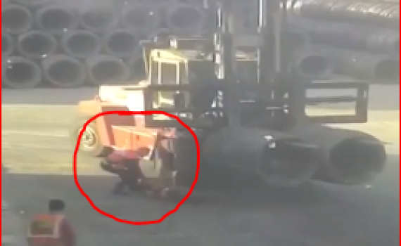 תיעוד קשה: עובד נמחץ על ידי מלגזה. צפו