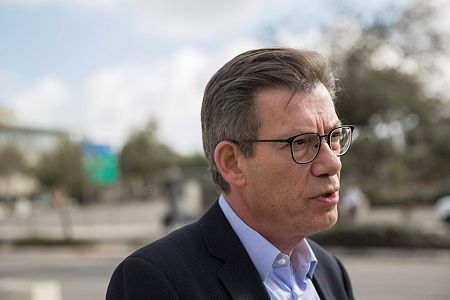 מה בער לו? התנועה למדינה יהודית נגד דובר משרד החוץ