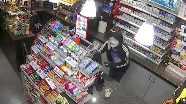 צפו: חיילים שודדים חנות דלק עם סכין ואלה