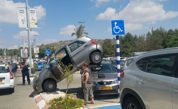 נהגת 'החנתה' את רכבה על רכב אחר; כך זה קרה. צפו