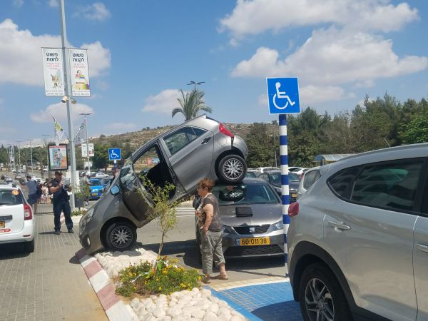 נהגת 'החנתה' את רכבה על רכב אחר; כך זה קרה. צפו