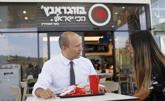 בנט אכל את הבורגר הראשון מעבר לקו הירוק