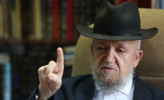 'תזכורת' •הרב מאזוז מסביר: למה האבן נפלה מהכותל?