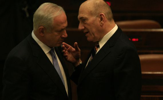 האזינו: מי יותר 'משוגע' מול חמאס, נתניהו או אולמרט?