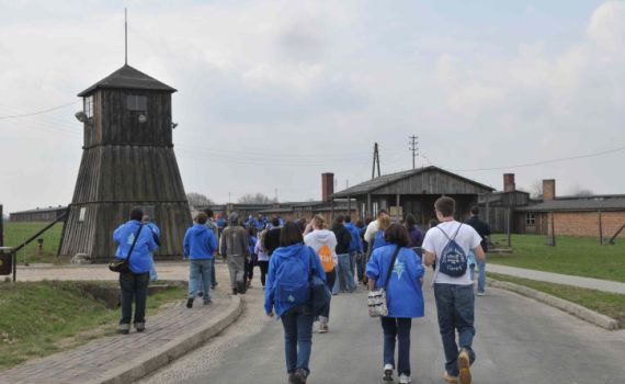 בזיון: תלמיד מישראל חשף את ישבנו במחנה השמדה