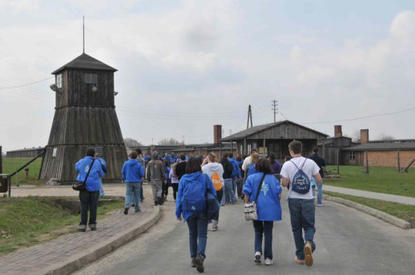 בזיון: תלמיד מישראל חשף את ישבנו במחנה השמדה