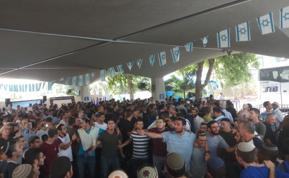 תיעוד: מאות בני"שים כבשו את הבקו"ם. צפו