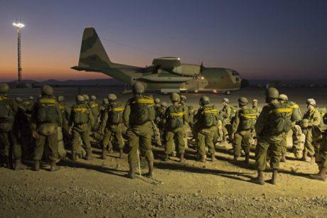 מאיפה השריטה להפנות את הגב למדריכת הצניחה?