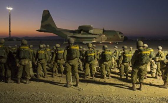 מאיפה השריטה להפנות את הגב למדריכת הצניחה?