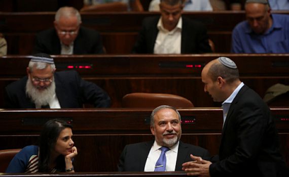 בנט הודיע: "נצביע נגד ההצעה של ליברמן"